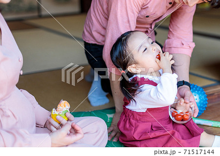 古民家の縁側でミニトマトを食べる子供 古民家の縁側でミニトマトを食べる子供 71517144