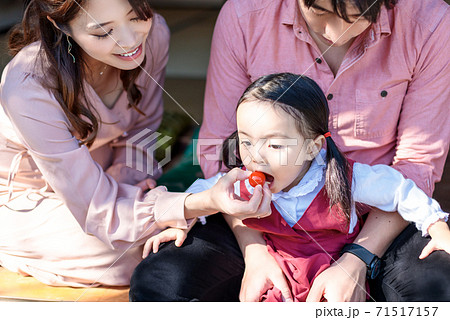 古民家の縁側でミニトマトを食べる子供 古民家の縁側でミニトマトを食べる子供 71517157