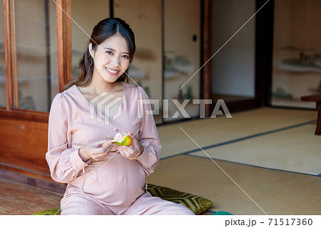 出産準備で田舎に里帰りした妊婦 71517360