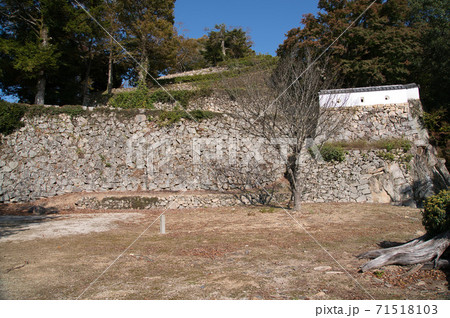 【日本100名城】備中松山城三の丸から見た石垣群　岡山県高梁市 71518103