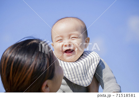 赤ちゃんとお母さん 71518581