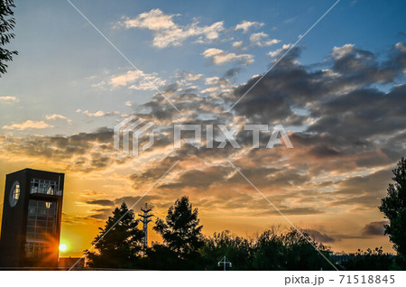 富山　富岩運河　秋の環水公園　天門橋と夕陽 71518845