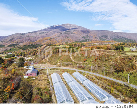 晩秋の七ヶ宿から見た不忘山　ドローン撮影　紅葉　宮城県七ヶ宿町 71520294
