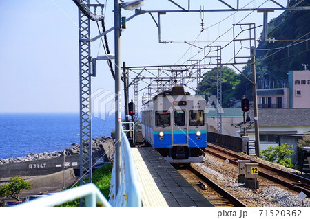 片瀬白田 駅　伊豆急行 8000系 普通列車 （ 静岡県 東伊豆 ） 71520362