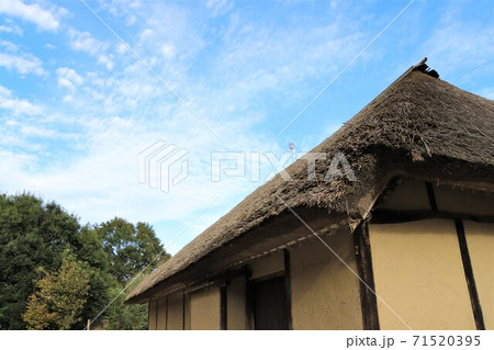 日本家屋の屋根と青空 71520395