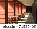 お洒落カフェのテラス 71520405