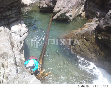 鈴鹿、渋沢。岩場をクライミング。 71520661