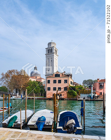 Historical buildings in the city Venice, Italy 71522102