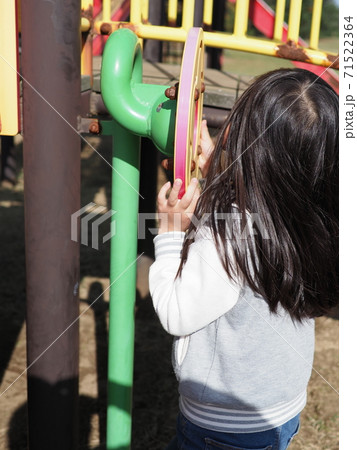 新潟県柏崎市にある潮風公園の遊具で遊ぶ女の子の写真素材