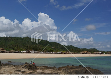 インドネシア・ロンボクの静かなビーチ 71522564