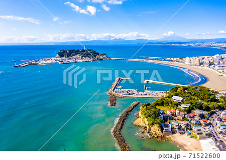 小動岬と片瀬東浜海水浴場、江の島（神奈川県藤沢市） 71522600