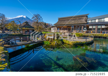 早朝の忍野八海 71522695