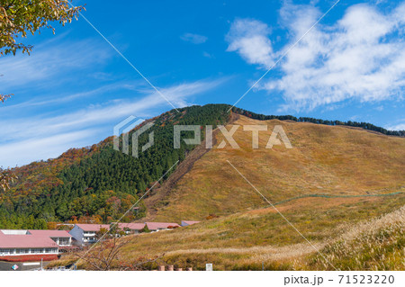 国立曽爾青少年自然の家と二本ボソ山（曽爾高原）の写真素材 [71523220 