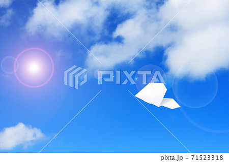 大空を飛ぶ紙ヒコーキ 71523318