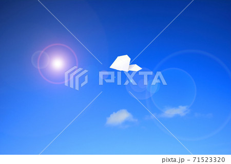 大空を飛ぶ紙ヒコーキ 大空を飛ぶ紙ヒコーキ 71523320