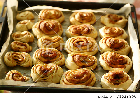 cinnamon fresh baked sweet bun rolls dessert on tray cinnamon fresh baked sweet bun rolls dessert on tray 71523806