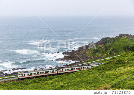 葦毛崎の海岸を走る八戸線の列車 青森県八戸市 葦毛崎の海岸を走る八戸線の列車 青森県八戸市 71523870