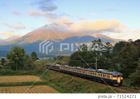 しなの鉄道北しなの線 朝焼けの黒姫山と115系横須賀色 しなの鉄道北しなの線 朝焼けの黒姫山と115系横須賀色 71524271