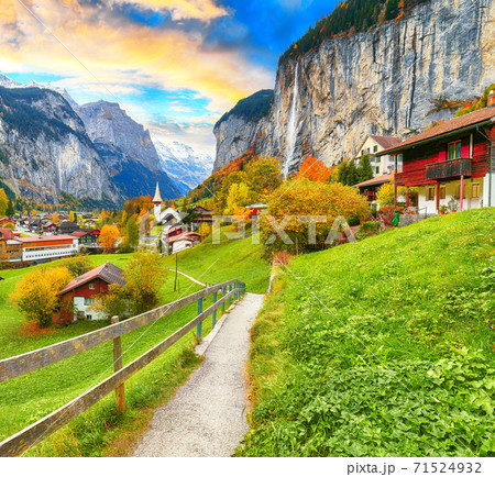 Astonishing autumn view of Lauterbrunnen valley with gorgeous Staubbach waterfall and Swiss Alps  71524932