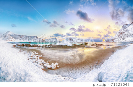 Fabulous winter scenery with Haukland beach during sunset and snowy  mountain peaks near Leknes. 71525042