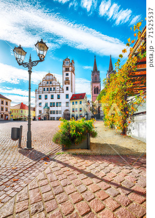 Splendid autumn cityscape of Oschatz central square with Stadtverwaltung and St. Aegidien church 71525537