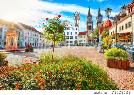 Splendid autumn cityscape of Oschatz central square with Stadtverwaltung and St. Aegidien church 71525538
