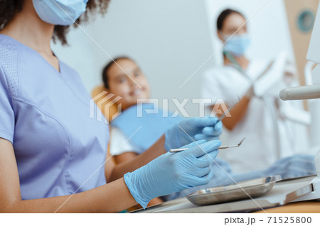 Medical instruments for treating toothache in children Medical instruments for treating toothache in children 71525800