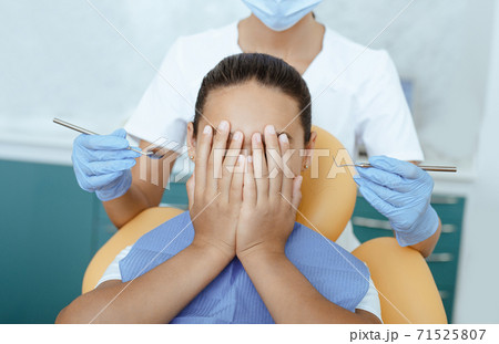 Work with children and fears of dental equipment 71525807