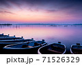 夜明けの印旛沼と舟 71526329