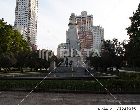 スペインの旅 マドリードのスペイン広場とドン キホーテ の写真素材