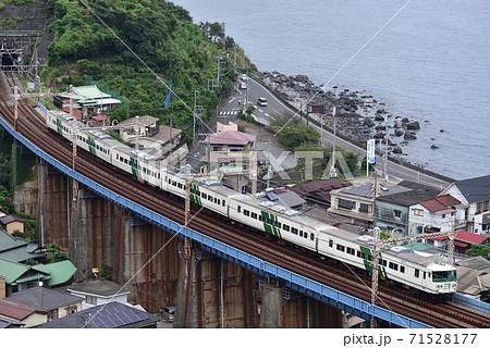 東海道本線　早川ー根府川　JR東日本　185系200番台　B5編成（大宮）　踊り子 71528177