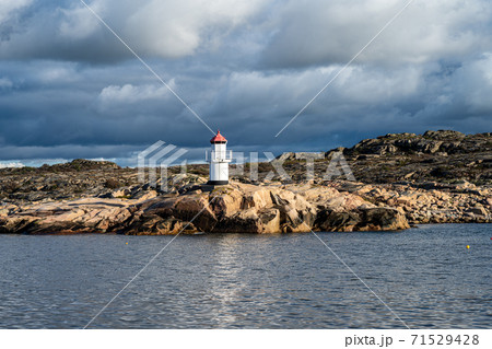A beautiful lighthouse outside a fishing village on the Swedish Atlantic coast. Picture from Hamburgsund, Vastra Gotaland county, Sweden 71529428