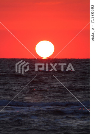 夕日 日本海 夕焼け 夕景 太陽 夕日 日本海 夕焼け 夕景 太陽 71530692