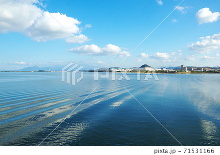 青い空と白い雲が水面に映る中海の風景 … 島根県 安来市(晴れ) 青い空と白い雲が水面に映る中海の風景 … 島根県 安来市(晴れ) 71531166