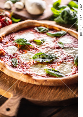 Pizza Napoletana - Napoli tomato sauce mozzarella and basil Pizza Napoletana - Napoli tomato sauce mozzarella and basil 71531762
