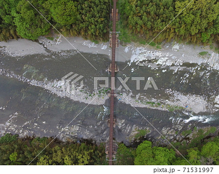 真上から見下ろした「荒川橋梁」〜ドローンで空撮(埼玉県秩父郡長瀞町長瀞・皆野町下田野) 真上から見下ろした「荒川橋梁」〜ドローンで空撮(埼玉県秩父郡長瀞町長瀞・皆野町下田野) 71531997