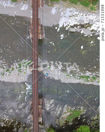 真上から見下ろした「荒川橋梁」〜ドローンで空撮（埼玉県秩父郡長瀞町長瀞･皆野町下田野） 71531998