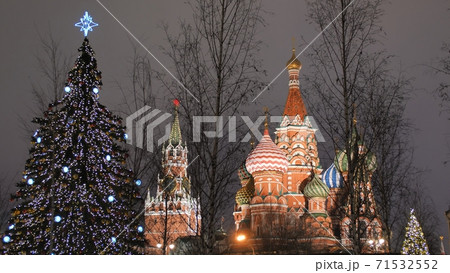 St. Basil's Cathedral on Red Square against the backdrop of Christmas decorations and passers-by. 71532552