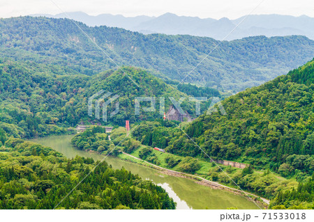 山間部を走る磐越西線の列車　福島県喜多方市 71533018