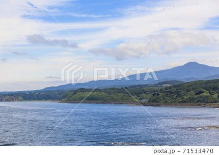 行合崎からみた夏の日本海と驫木の山並み 青森県深浦町 行合崎からみた夏の日本海と驫木の山並み 青森県深浦町 71533470