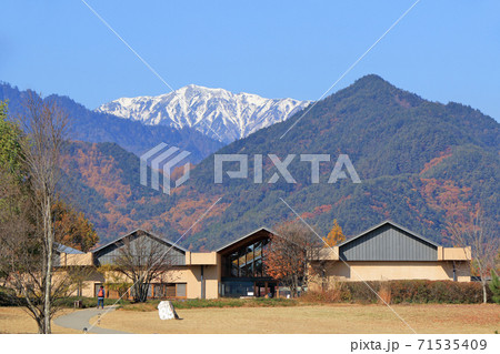晩秋の安曇野ちひろ美術館 71535409