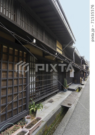 木造家屋が並ぶ古い街並み 飛騨高山 岐阜県 の写真素材