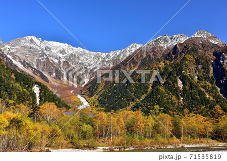 上高地の紅葉 71535819