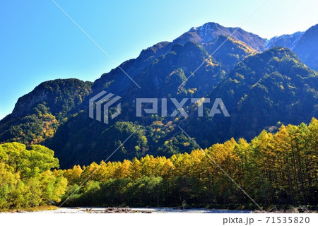 上高地の紅葉 71535820