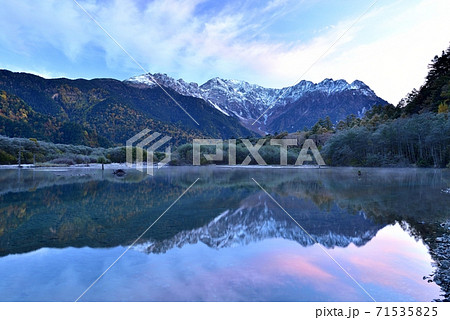 上高地の紅葉 71535825