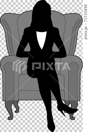 椅子に座る女性ビジネスマン 71535898