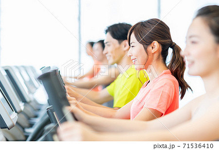 ジムでトレーニングする若い人々 ジムでトレーニングする若い人々 71536410