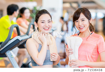 ジムの若い人々 71536438