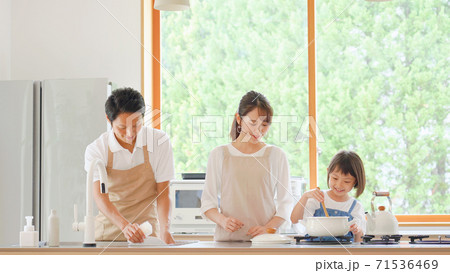 料理する家族 71536469