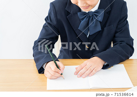 中学生 高校生 女性 勉強 受験 教育 学習 中学生 高校生 女性 勉強 受験 教育 学習 71536614